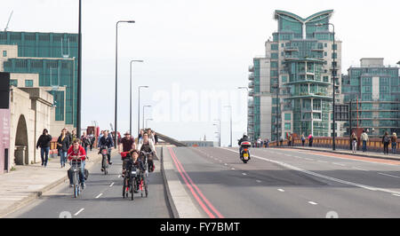 London, England - 2. April 2016: Radfahrer mit der neu eröffneten Zyklus Superhighway auf Vauxhall Bridge im Zentrum von London. Stockfoto