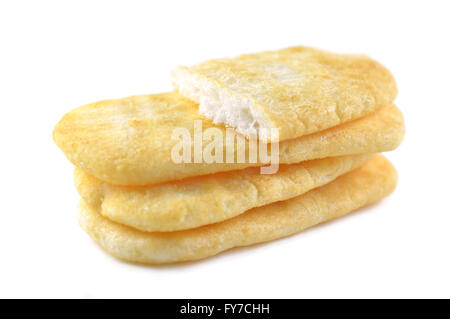 Reis-Cracker auf weißem Hintergrund Stockfoto