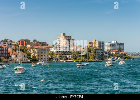 Segelboote vor Anker im Stadtteil Manly Bay am Sommertag in der Nähe von Sydney, Australien Stockfoto