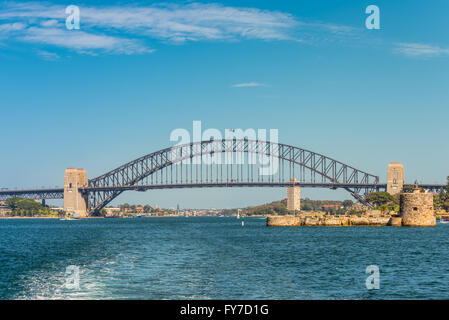 Sydney Harbour Bridge mit schönen sonnigen blauen Himmel. Fort Denison im Vordergrund auf der rechten Seite. Stockfoto