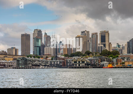 Blick auf Sydney CBD von Walsh Bay an einem bewölkten Tag, Sydney, New South Wales, Australien Stockfoto