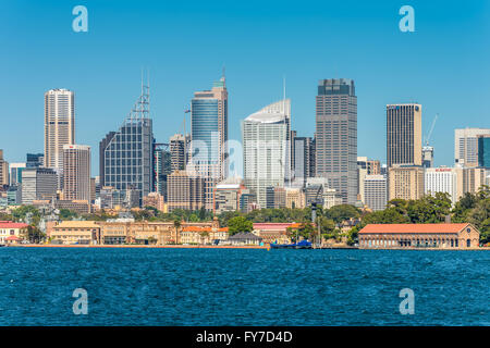 Australische Sydney Wahrzeichen - Stadt CBD Hochhäuser und Türme bilden Megapolis Stadtbild Sommertag vom Hafen von Sydney Stockfoto