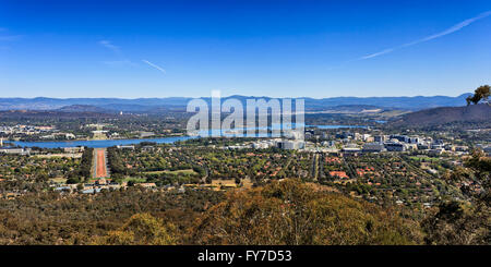 Panoramablick über Canberra Innenstadt und Capital Hill aus Mt Ainslie an einem hellen Sonnentag, wenn Himmel tief und blau ist Stockfoto