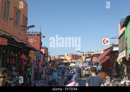 Menschen und Straßenhändler in der Altstadt Medina von Marrakesch in Marokko. Stockfoto