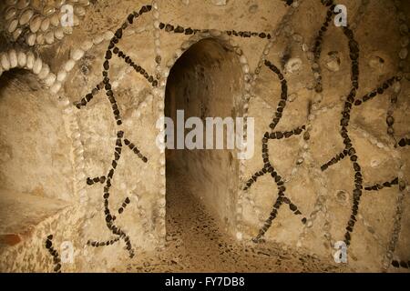 Eintritt in den Ratssaal in Scotts Grotte, Ware, Hertfordshire, die größte Grotte in England Stockfoto