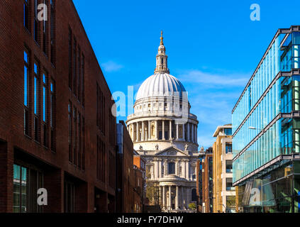 St Pauls Cathedral in London vor einem blauen Himmel Stockfoto