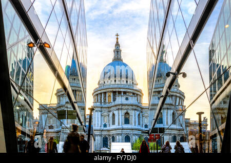 London, England - 20. April 2017 - Blick von St. Pauls Cathedral aus dem Gebäude eine neue Änderung. Stockfoto