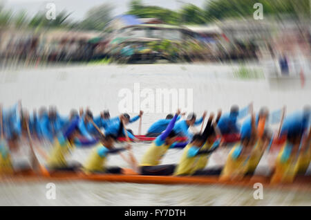 Verwischt der Bewegung des thailändischen Volkes lange Ruderboot in langen Boot racing Festival in Nonthaburi, Thailand Stockfoto