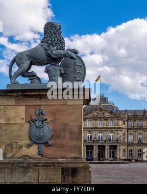 Löwe aus Bronze Statue vor Neues Schloss, neuen Palais Gebäudehülle auf dem Schlossplatz, Stuttgart, Deutschland Stockfoto
