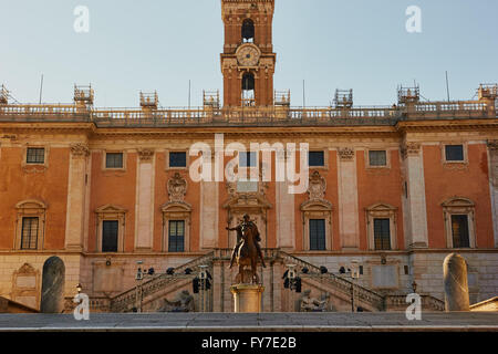 Palazzo Senatorio und Reiterstatue des Marcus Aurelius Piazza Del Campidoglio Rom Latium Italien Europa Stockfoto