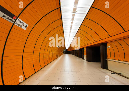 U-Bahnstation Orange Marienplatz in München Stockfoto