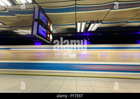 Verschwommene Zug in der u-Bahnstation Munchner Freiheit, München Stockfoto