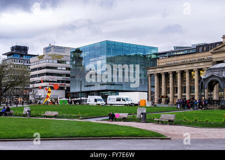 Schlossplatz, Stuttgart Kunstmuseum moderne Kunstgalerie und Einkaufszentrum Königsbau am Schlossplatz Stockfoto