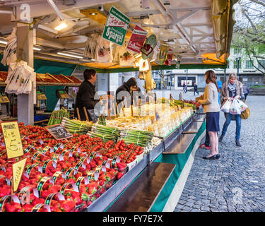 Zwei Frauen kaufen Erdbeeren und Spargel am Bauernmarkt Stand am Schillerplatz, Stuttgart, Baden-Württemberg, Deutschland Stockfoto