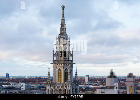 Der Turm des Rathauses, Blick vom Turm der St. Peter Kirche am Abend Stockfoto