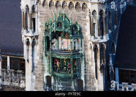 Puppen auf dem Boden des Rathauses, Blick vom Turm der St. Peter Kirche, das Wahrzeichen der Stadt, abends Stockfoto