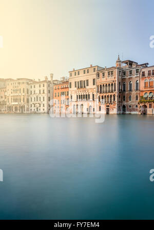 Canal Grande Landschaft mit seidigen Wasser in antiken Venedig, Italien Stockfoto