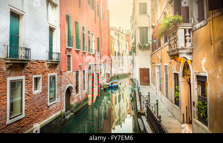 Wunderschönen engen Kanal mit seidigen Wasser in Venedig, Italien Stockfoto