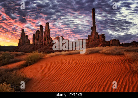 Spektakulären Sonnenaufgang über der Totempfahl und Yei Bi Chei Felsformationen im Monument Valley Tribal Park, Arizona. Stockfoto