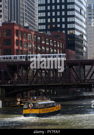 Eine gelbe Chicago Wassertaxi und CTA erhöhte Zug über die Lake Street Brücke Fluss Chicago in Chicago, IL, USA Stockfoto