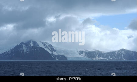 Gletscher und Berge hinunter zum Meer auf Elephant Island zu erreichen. Elephant Island, Antarktis, Süd-Atlantik. Stockfoto