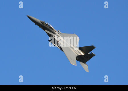 Ein US-Air Force F15E Strike Eagle fliegt über Heimatbasis der RAF Lakenheath in Suffolk, England Stockfoto