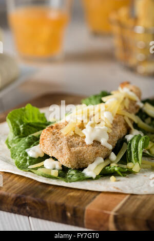 Panierter Chicken Tortilla Wrap mit frischem Salat Käse Stockfoto