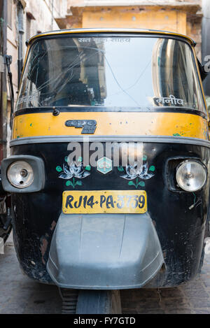 Vorderseite des Auto-Rikscha in alte Stadt Jaipur Stockfoto
