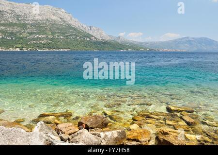 Super Strand mit Steinen in kocula, Kroatien. Adria mit türkis Farbe. Stockfoto