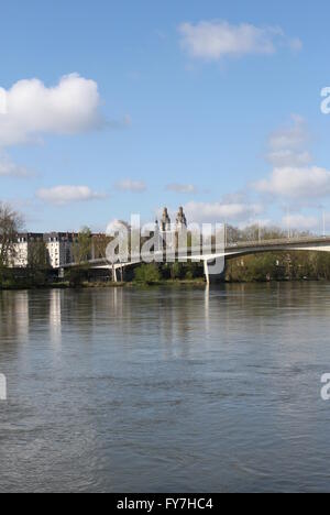 Mirabeau Brücke und Touren-Kathedrale mit Fluss Loire Touren Frankreich April 2016 Stockfoto