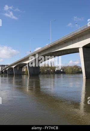 Mirabeau Brücke und Touren-Kathedrale mit Fluss Loire Touren Frankreich April 2016 Stockfoto