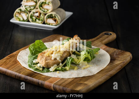 Panierte Chicken Burrito Wrap mit frischem Salat Käse auf rustikalen Hintergrund Stockfoto