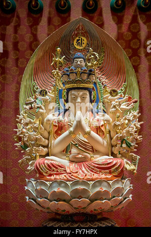 Buddha-Statue an der Wand, Buddha Tooth Relic Temple in China Town, Singapur Stockfoto