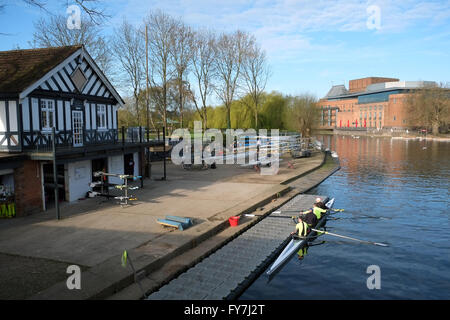 Stratford-upon-Avon Ruderverein mit der Royal Shakespeare Theatre im Hintergrund. Stockfoto