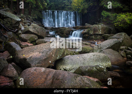 Wilde Wasserfall (Dziki Heynfalls) auf Lomnitz Fluss im Riesengebirge, Karpacz, Polen Stockfoto