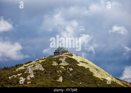Szrenica Berggipfel mit Unterstand, Riesengebirge, Sudeten, Polen Stockfoto