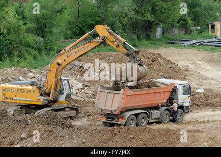 Bukarest, Rumänien, 19. April 2016: Ein Bagger arbeiten entfernen von Erde und laden in einen LKW-Kipper auf einem Bau-si Stockfoto