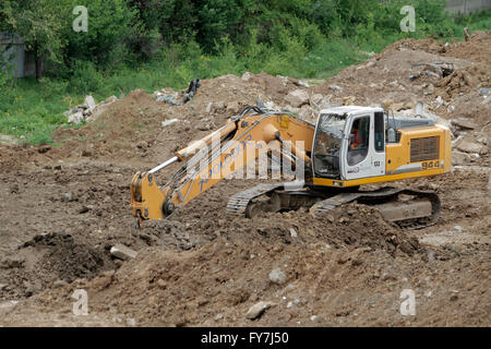 Bukarest, Rumänien, 19. April 2016: Ein Bagger entfernen Erde auf einer Baustelle arbeiten. Stockfoto