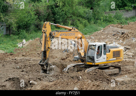 Bukarest, Rumänien, 19. April 2016: Ein Bagger entfernen Erde auf einer Baustelle arbeiten. Stockfoto