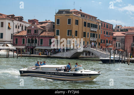 Örtliche Polizeiboot am Canal Grande in Venedig Stockfoto