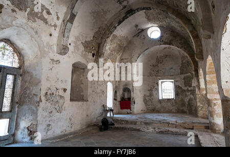 Innenraum des verlassenen orthodoxen Klosters des heiligen Panteleimon im Dorf Myrtou in Zypern Stockfoto