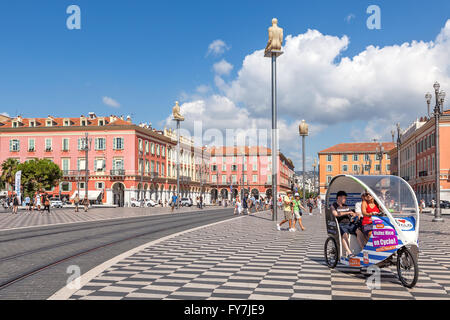 Menschen auf der Place Massena in Nizza, Frankreich. Stockfoto