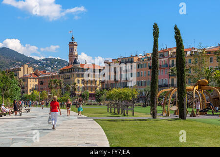 Die Leute an der Promenade du Paillon in Nizza, Frankreich. Stockfoto