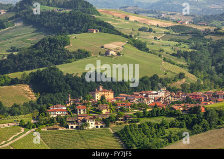 Stadt von Barolo zwischen grünen Hügeln des Piemont, Norditalien. Stockfoto