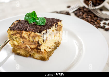 Traditionelle italienische Dessert Tiramisu Creme auf weißen Teller Stockfoto