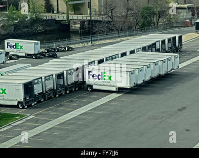 LKW und Anhänger im Federal Express Depot in Long Island City, Queens, New York Stockfoto