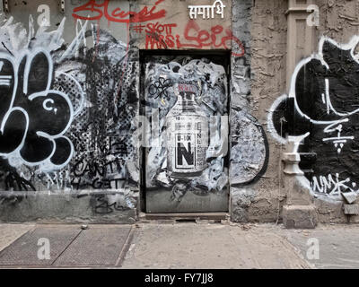 Eine Tür an der West 24th Street Sixth Avenue in Manhattan mit Graffiti und Street Art. New York City Stockfoto