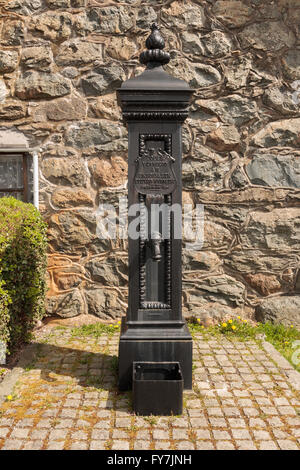 Die Gusseisen-Dorf Wasserpumpe in Llanuwchllyn Bala Wales einen Grad II aufgeführten Denkmal Stockfoto