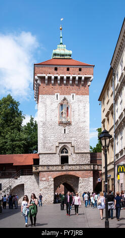 Gotische St. Florian-Tor (Brama Florianska) in Krakau / Polen und Wandern Menschen Stockfoto