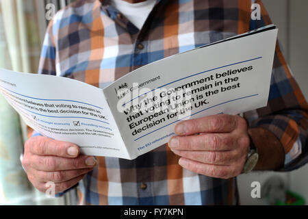 Applying männlichen lesen die konservativen Parteien EU Referendum Umfrage-Broschüre, die aus allen in Großbritannien veröffentlicht wurde. Stockfoto